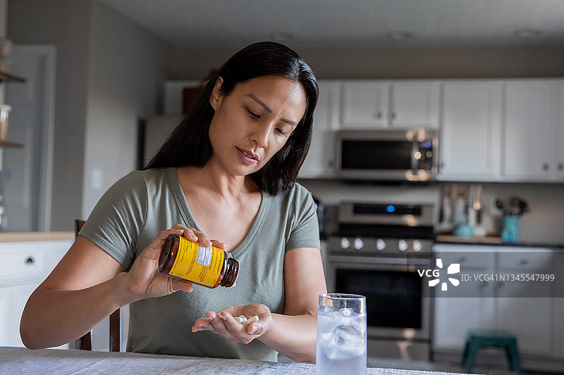 女人服用膳食补充剂图片素材