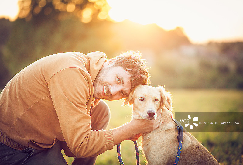 盖伊和他的狗，金毛寻回犬，大自然图片素材