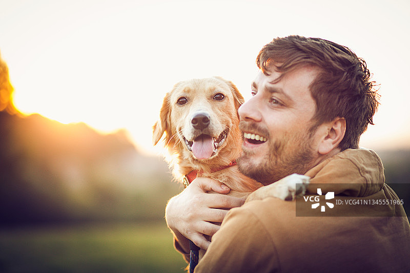 盖伊和他的狗，金毛寻回犬，大自然图片素材