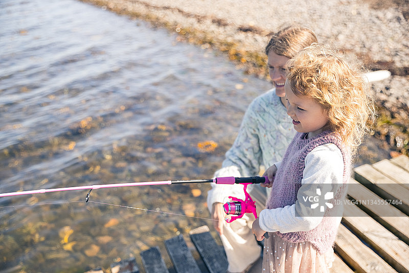 户外钓鱼的母女图片素材