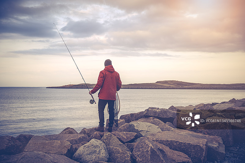 阳光明媚的一天在海中飞蝇钓图片素材
