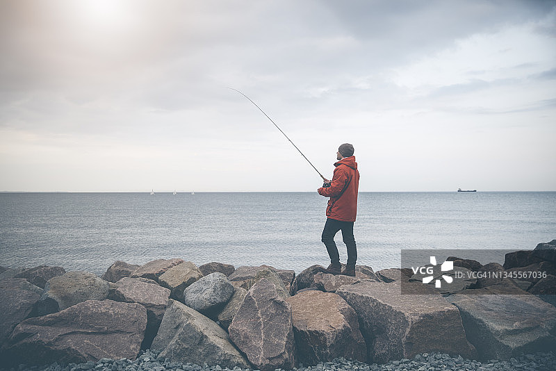 阳光明媚的一天在海中飞蝇钓图片素材