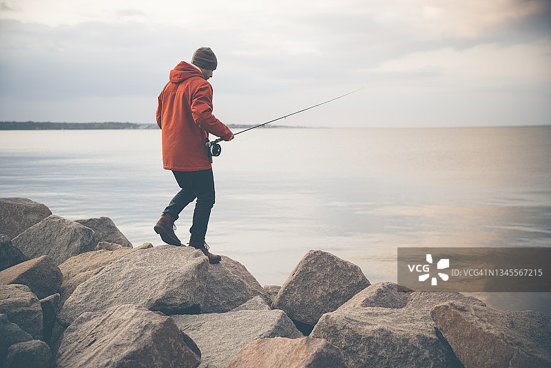 阳光明媚的一天在海中飞蝇钓图片素材