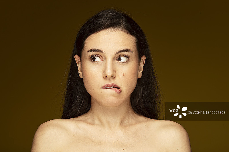 面带痣的焦虑女性的肖像，焦虑地等待着图片素材