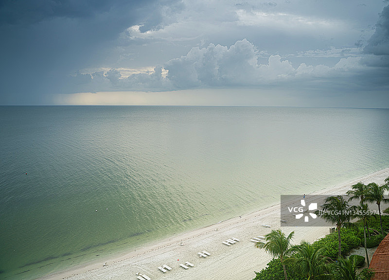 美国佛罗里达州那不勒斯海滩鸟瞰图片素材