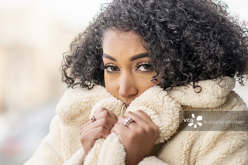 穿着派克大衣的漂亮女人图片素材