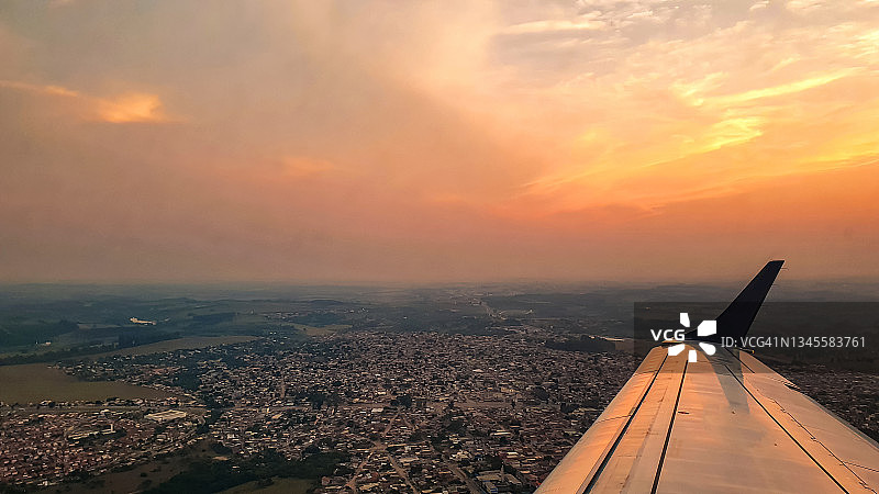 在巴西圣保罗坎皮纳斯上空飞行的飞机图片素材
