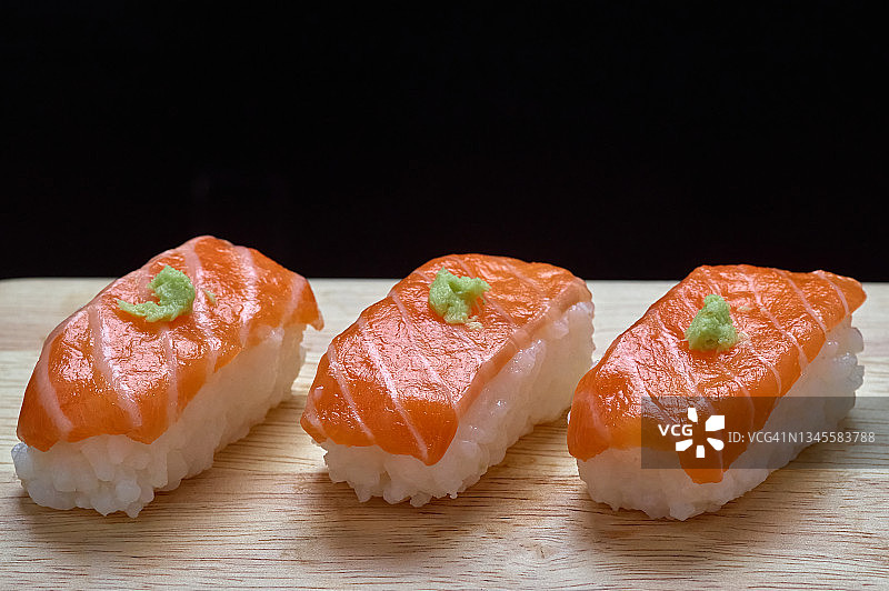 木盘上的三文鱼寿司图片素材