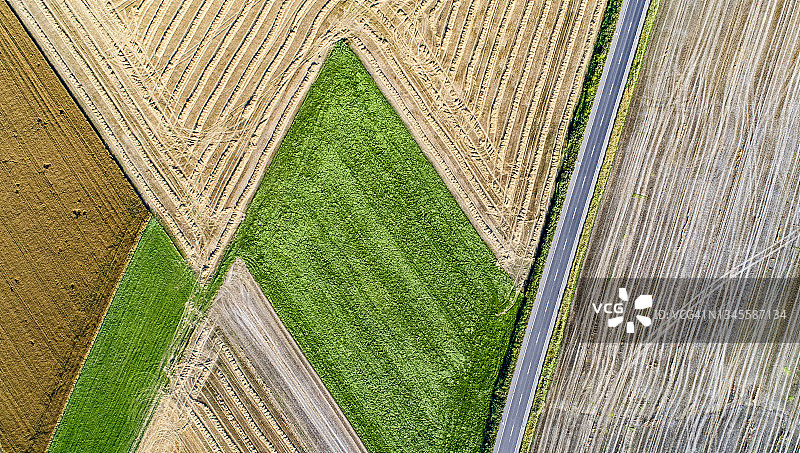 穿过农田的乡村公路抽象景色图片素材