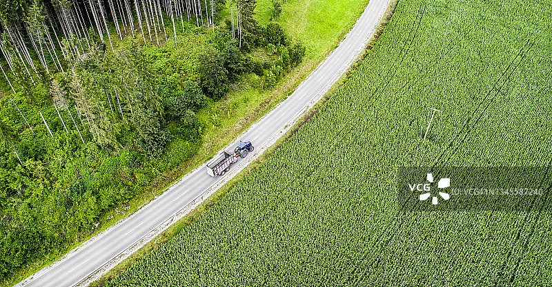 乡村道路上的拖拉机和拖车图片素材