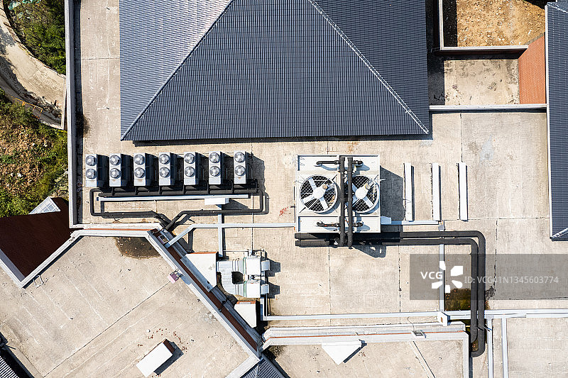 屋顶上的空调设备图片素材