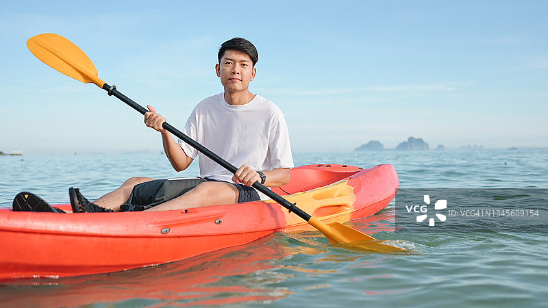 在泰国甲米享受皮划艇旅行的亚洲男人图片素材