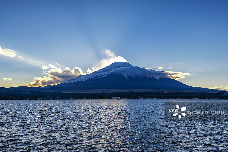 日本山中湖日落时的富士山图片素材