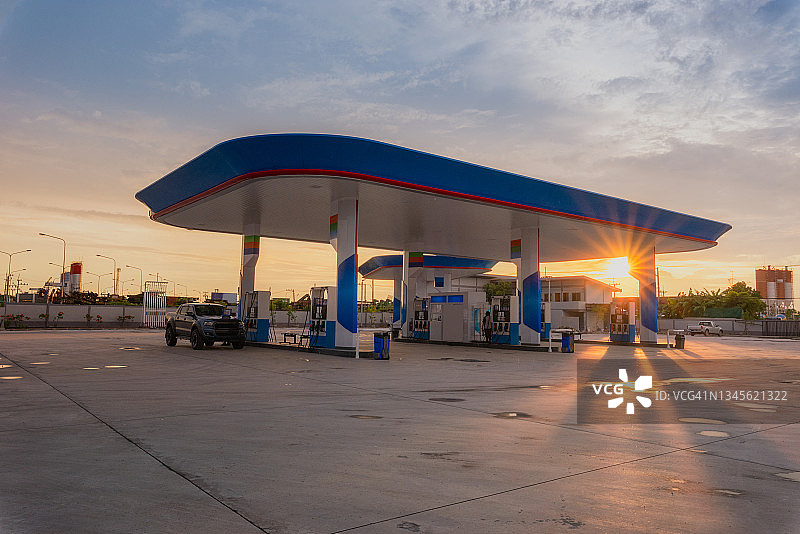 日落时的加油站图片素材