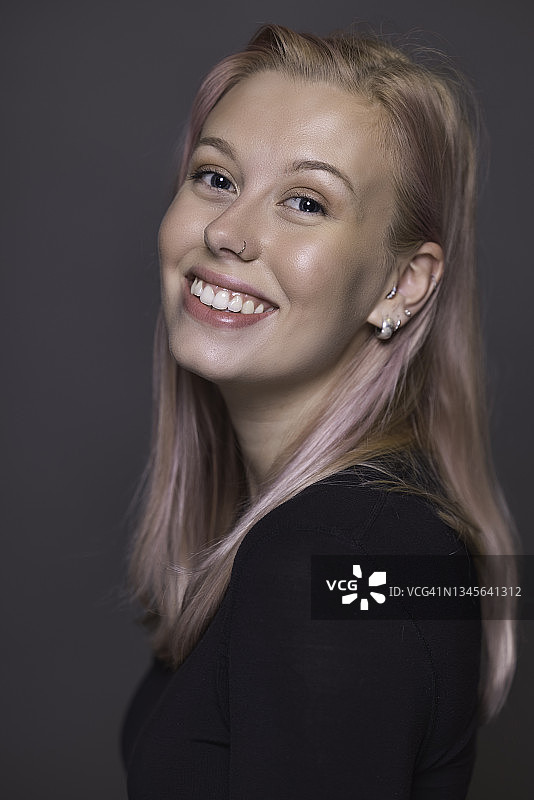 蓝眼睛粉色头发的女人图片素材