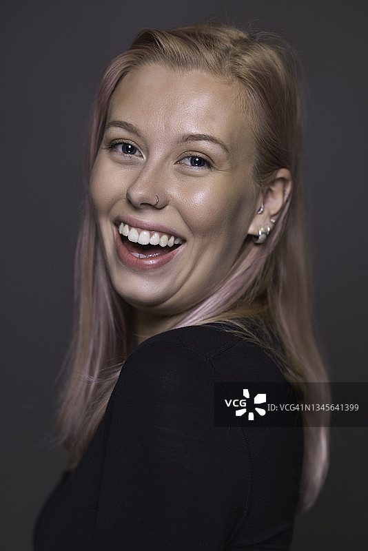 蓝眼睛粉色头发的女人图片素材