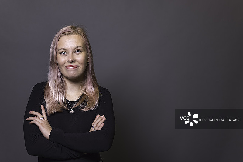 蓝眼睛粉色头发的女人图片素材