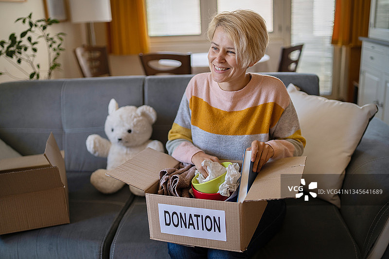 乐于助人，捐赠善款图片素材