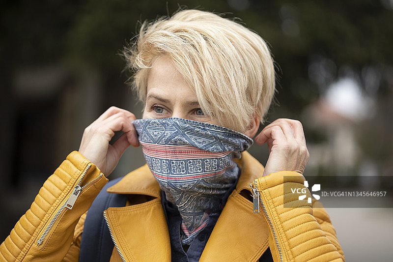 女人固定她的面罩图片素材