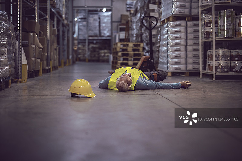 昏迷的年长仓库工人图片素材
