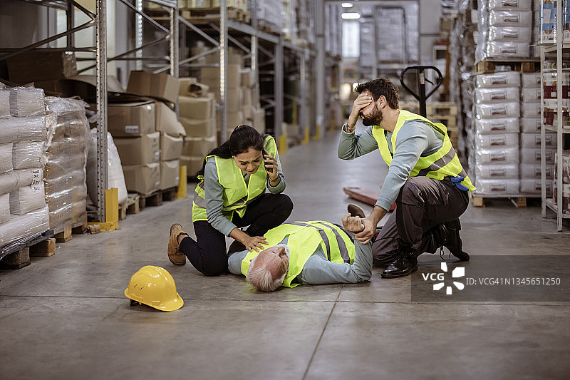 仓库工人在仓库发生事故后图片素材
