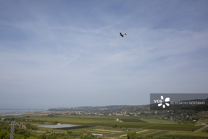 塞斯纳飞机飞越克罗地亚和斯洛文尼亚边境图片素材