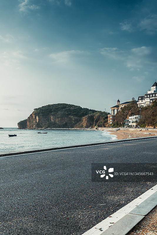 清晨的沿海公路图片素材