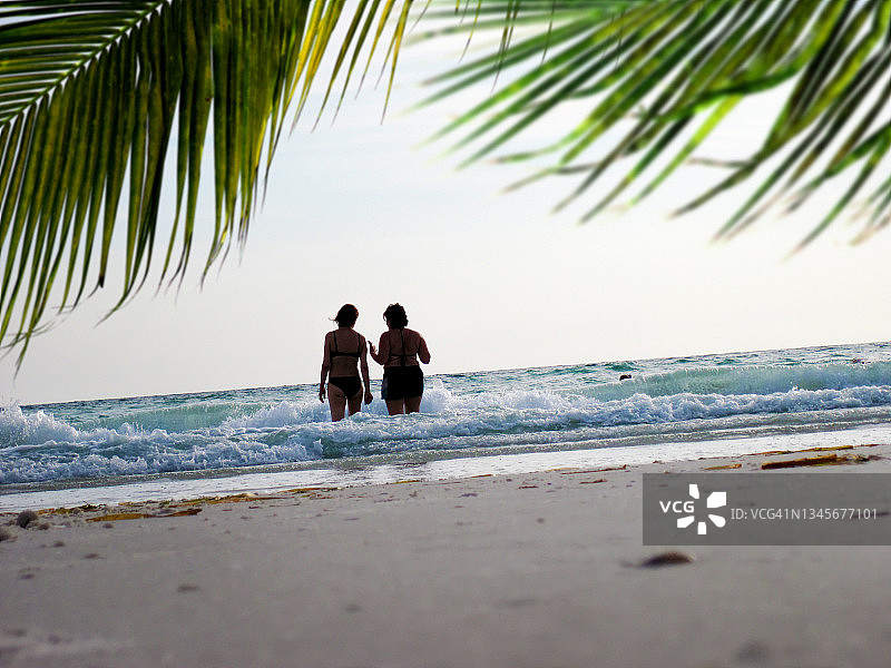 两个女人享受热带海滩假期图片素材