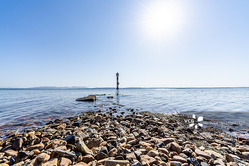 有石头的清澈湖泊图片素材