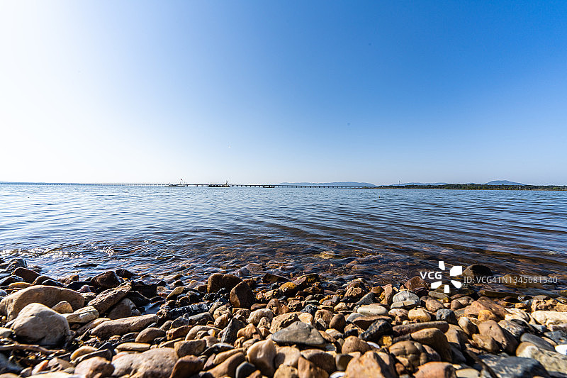 有石头的清澈湖泊图片素材