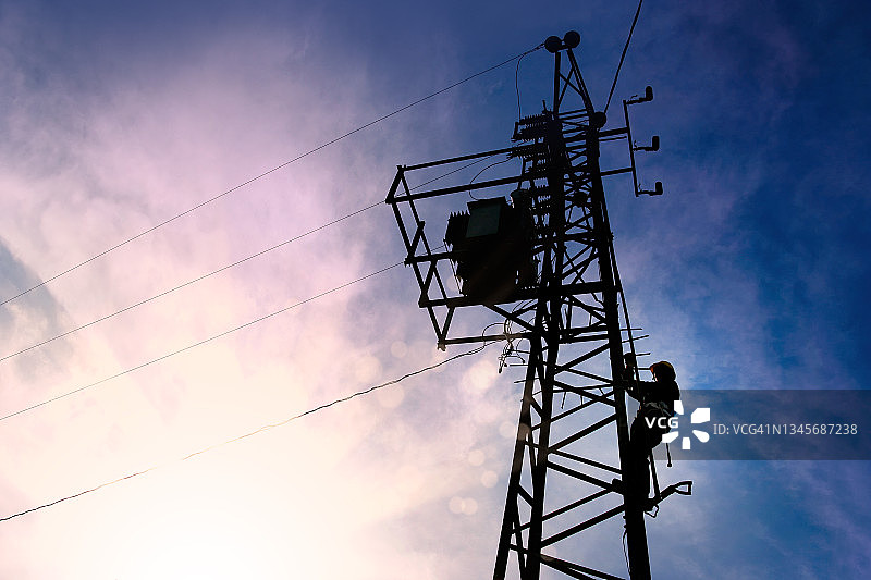 电工攀爬电线杆图片素材