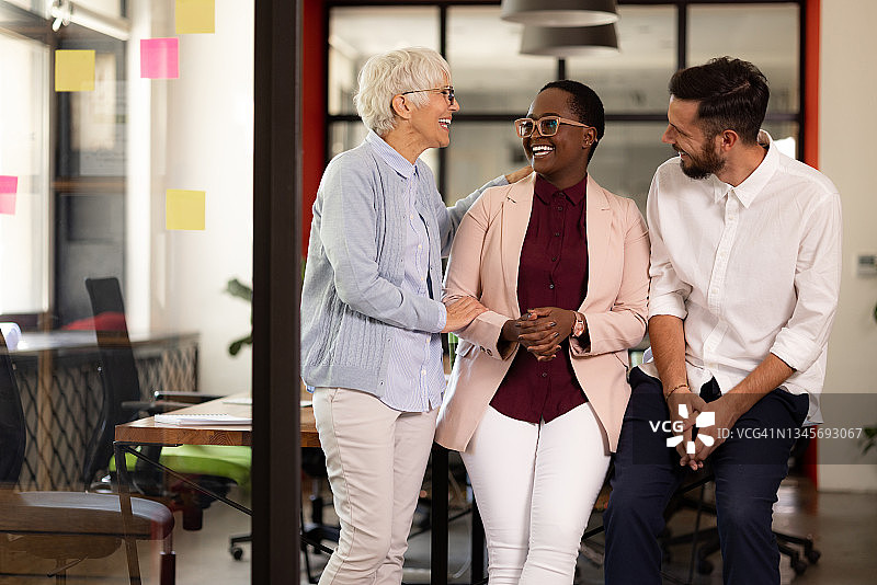 在办公室享受工作的同事们图片素材