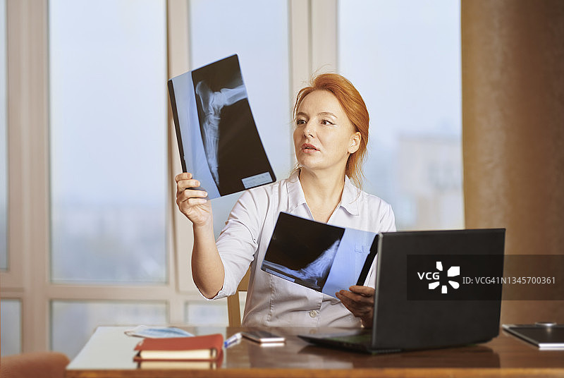 女医生在医院查看X光片图片素材