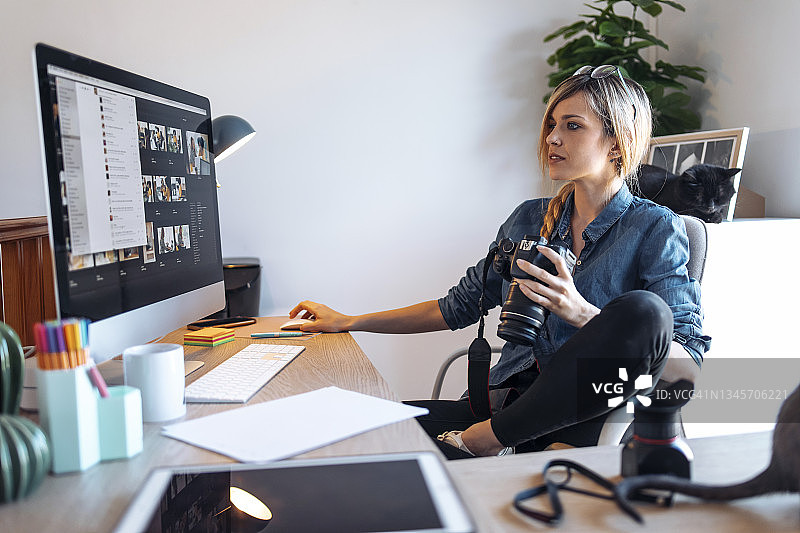 女人在家用相机和电脑图片素材