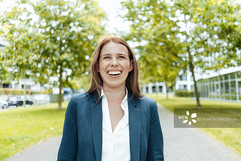 在公园里欢笑的年轻女商人图片素材