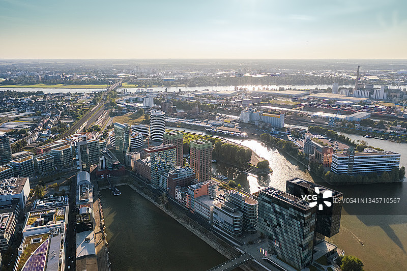 德国北莱茵-威斯特法伦州杜塞尔多夫媒体港鸟瞰图片素材