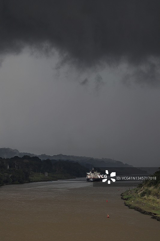 巴拿马运河 transit 期间的多云天气图片素材