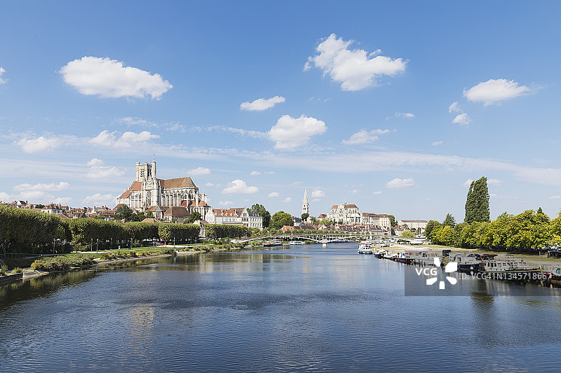 法国约讷省欧塞尔的夏季约讷河风光，背景是欧塞尔大教堂和圣日耳曼修道院图片素材