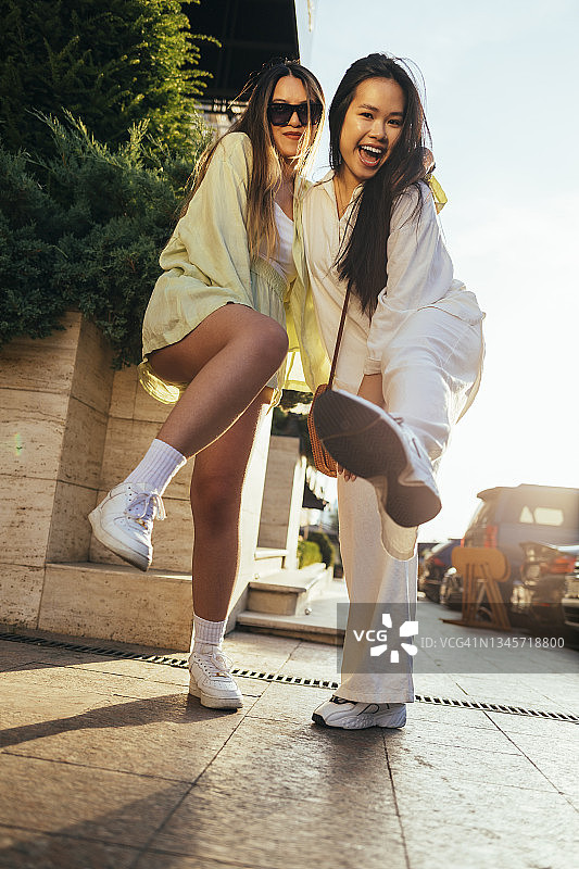 朋友们站在人行道上图片素材