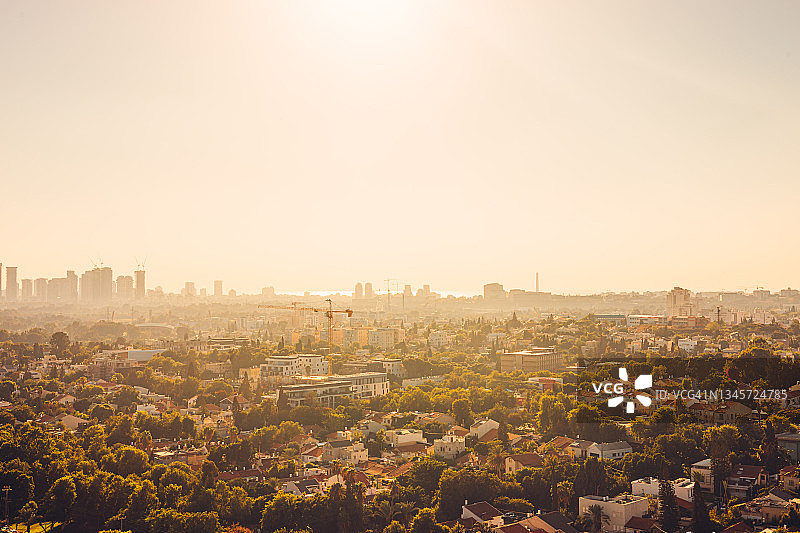 日落时分的住宅区鸟瞰图图片素材