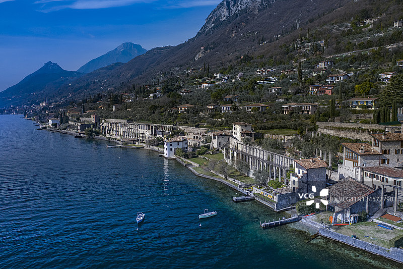 意大利布雷西亚加尔尼亚诺的加尔达湖海岸图片素材