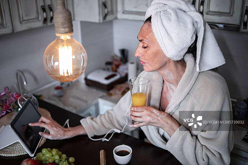 享用健康水果早餐的中年妇女——从健康膳食开始图片素材