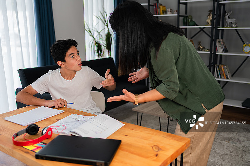 母亲和她的青少年儿子在家争吵图片素材