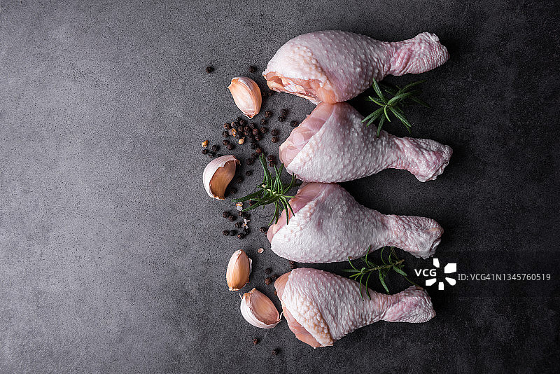 用于烹饪的生鸡腿和配料，顶部视图图片素材