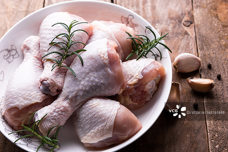 未煮熟的鸡腿与香料，烹饪食材图片素材