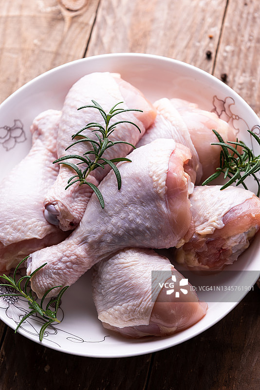 未煮熟的鸡腿与香料，烹饪食材图片素材