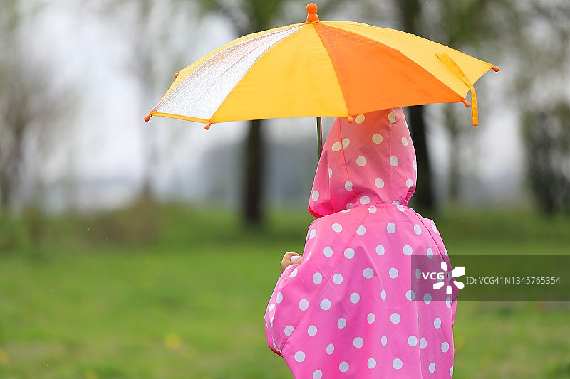 雨天在公园里散步的小孩图片素材