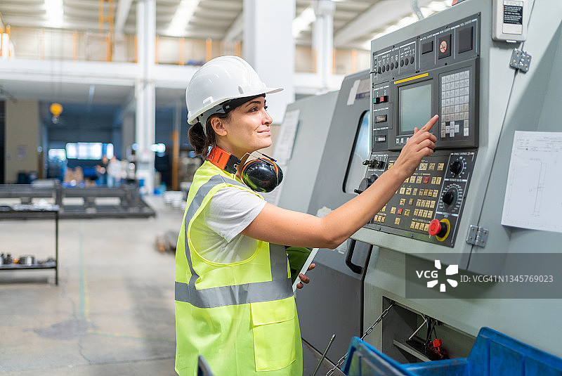 女工程师在工厂编程数控机床图片素材