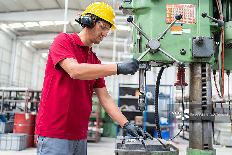 工厂工人操作金属机器图片素材