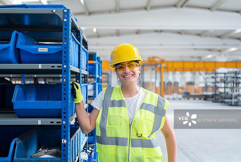 工厂里的女仓库工人肖像图片素材